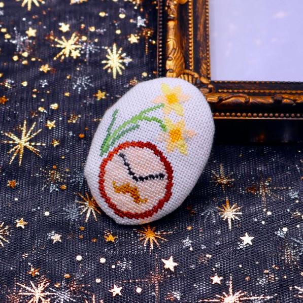 時計とスイセン　ブローチ　クロスステッチ刺繍 | 2枚目